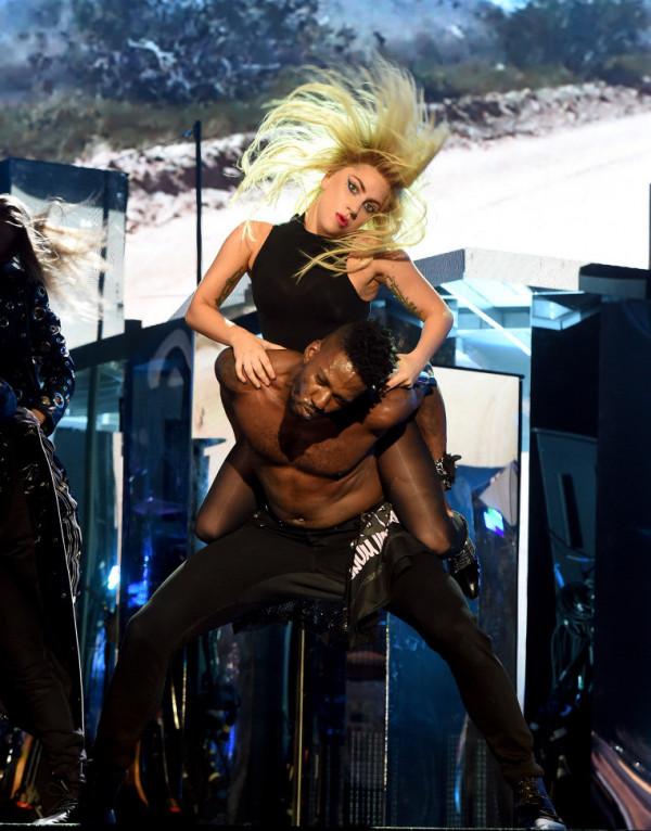 >Lady Gaga变黑衣女郎狂野热舞 获肌肉男托举狂甩发