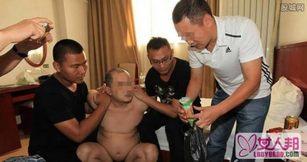 广州2男子与女子在宾馆被抓现场 三人玩3P太淫乱