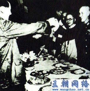 周至柔毛泽东 重庆谈判周恩来对毛泽东的保护:总是亲口尝饭菜