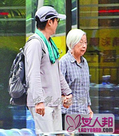 63岁刘松仁侍母至孝 十指紧扣80多岁老母亲散步取车(图)
