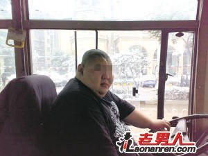 >雪天短袖哥遭网友热捧 武汉35路公交车司机【图】