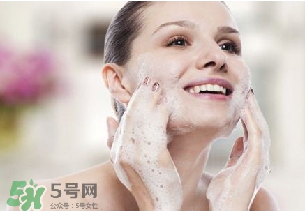 敏感肌肤一天洗几次脸？敏感肌肤洗脸用冷水还是热水