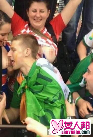 欧洲杯女球迷也疯狂 克罗地亚女球迷豪放露乳庆胜利