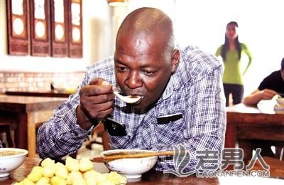 南非总统儿子在郑州喝胡辣汤吃油馍头(图)