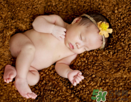 新生儿吃母乳一次吃多久？新生儿吃母乳一次十分钟正常吗？