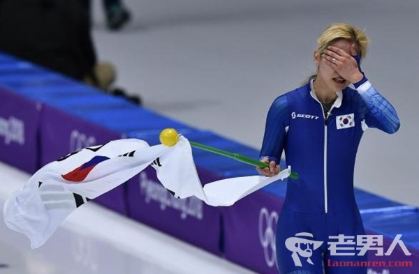 韩女选手摘银磕头痛苦 为团体赛内讧事件道歉