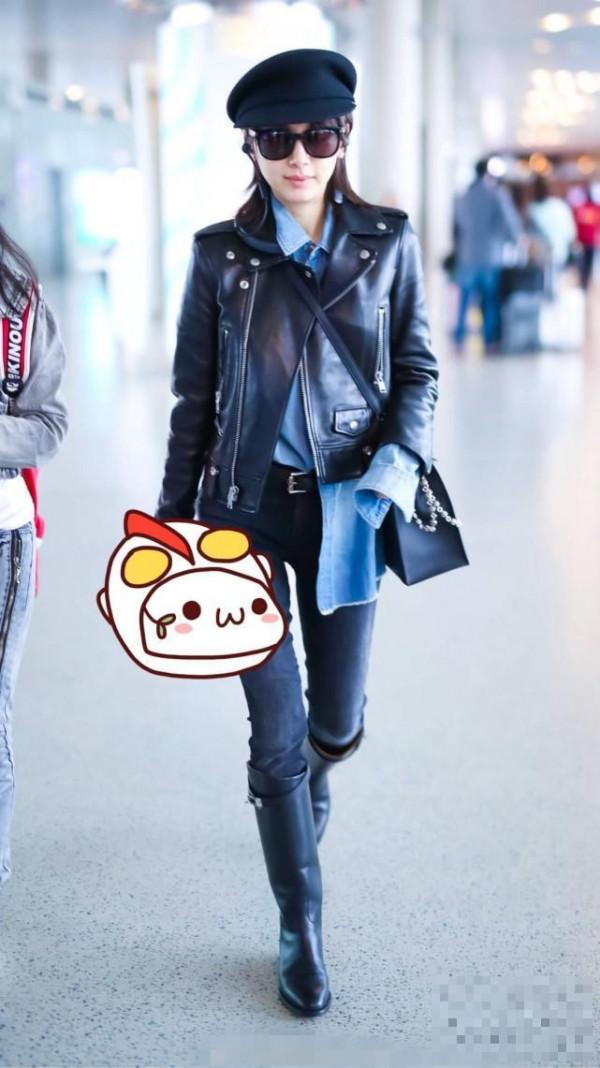 王子文又穿着她喜欢的鞋子来机场了, 酷不酷?
