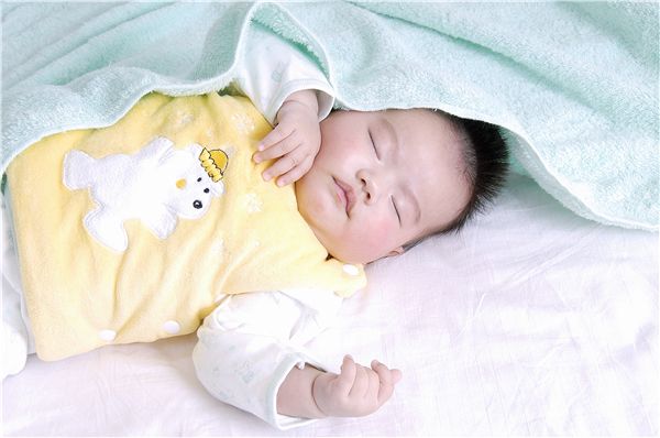 如何帮助宝宝自己入睡 谈婴幼儿睡眠那些事