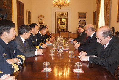 海军李晓岩 马耳他总统阿贝拉亲切会见中国海军第13批护航编队指挥员李晓岩少将