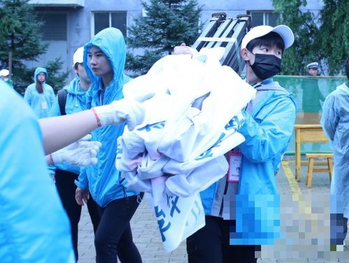 >TFBOYS王源跟随韩红爱心团队来到宁夏 大雨中帮助老人