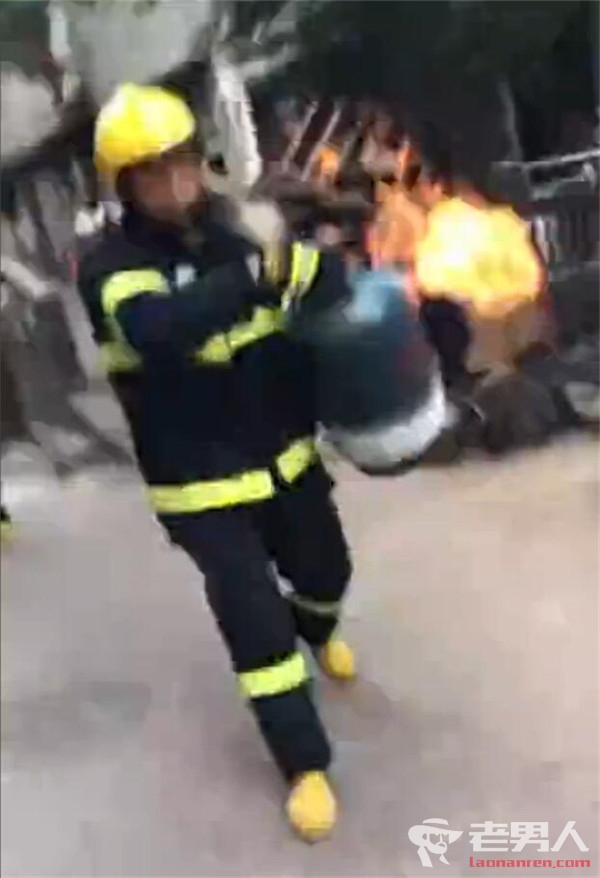 >泸州一居民家中发生火灾 消防员冒死抱着火罐狂奔