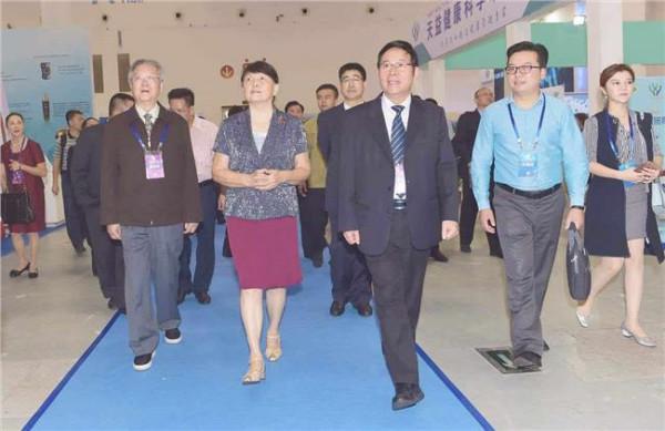 >卫生部部长张文康:在中国旅游是安全的