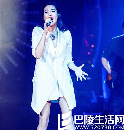 黄丽玲北京演唱会热力开唱 全方位展现“魔鬼身材”