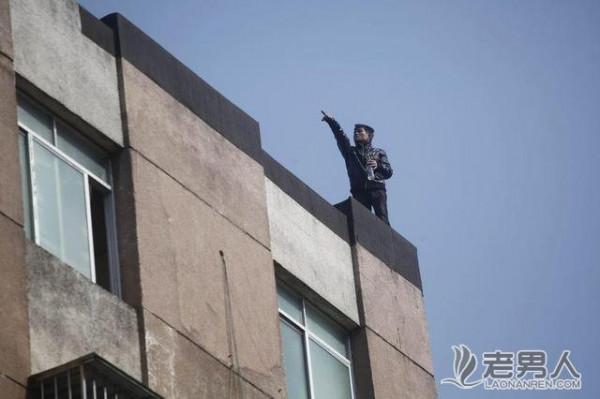 >一男子跳楼身亡 掉落瞬间被拍下（组图）