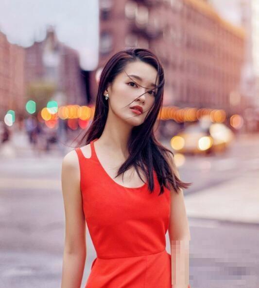 >李沁身着红色连衣裙现身街头，简洁优雅的红色和开春季节最配