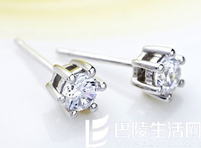 Au750钻石耳环一般多少钱一对?