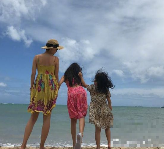 马伊琍晒出和两个女儿的度假背影照：《我的前半生》热播马伊琍抢占了各