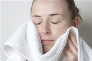 热毛巾敷脸用在洁面前还是洁面后 热毛巾敷脸的注意事项