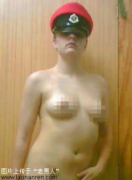 英国一名女宪兵酒后裸照在军队中流传[图]