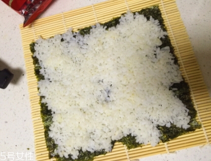 懒人版寿司的做法 只需要米饭和食材