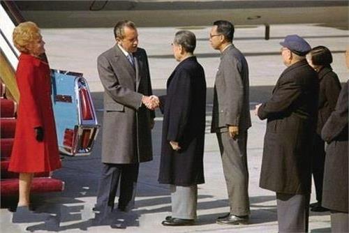 >1972年周恩来与尼克松握手照片里谁被抹去?