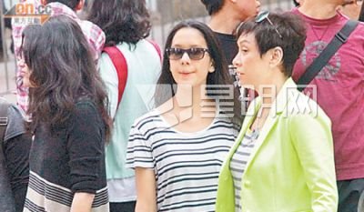 >周润发前妻余安安对女儿照顾有加 母女装逛街抢眼