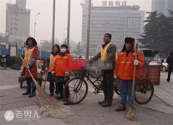 环卫队是千万土豪 称遛圈打麻将实在过不惯