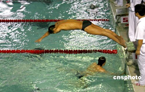 >中国运动员破残疾人五十米自由泳世界纪录