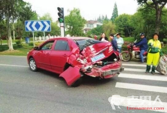 司机困倦打盹惹祸 事故造成轿车尾部严重损毁