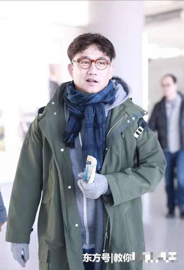 47岁“油腻大叔”黄磊现身机场，穿一身潮装？网友：鞋子抢镜