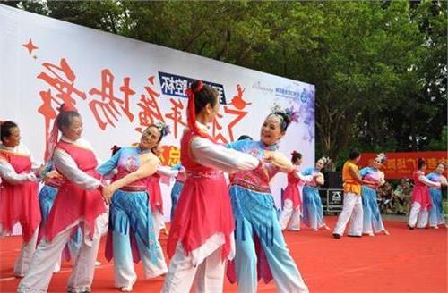 杨丽萍广场舞大全 广场舞也有大赛 深圳中老年舞出最美夕阳红