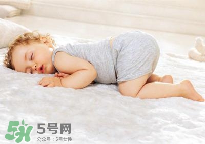 刚出生的宝宝需要枕头吗？新生儿需要枕头定型吗？
