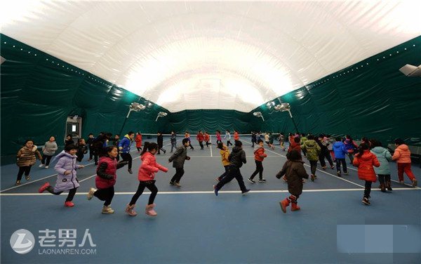 >小学启用气膜体育馆 雾霾再大孩子依旧开心玩耍