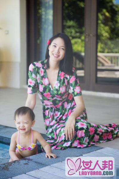 张梓琳一家海岛度假 女儿穿比基尼遗传妈妈大长腿(图)