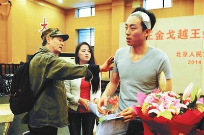 北京人艺演员路遇劫匪抢母女 挺身而出被刺伤(图)