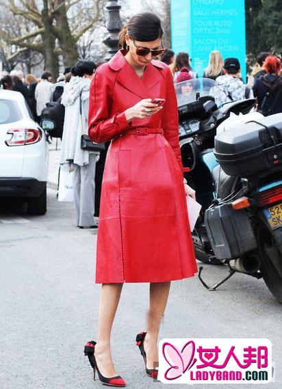 >欧美时尚达人街拍图片 新年穿红色外套最喜庆