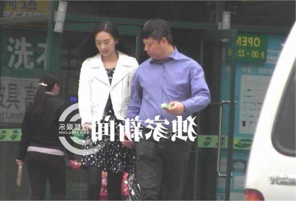 >张默女友童谣 张默前女友童谣疑恋中年高管 当街喂食不避嫌(图)