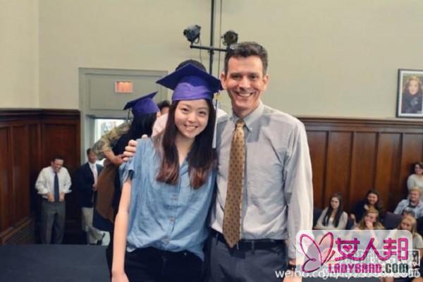 王中磊18岁女儿高中毕业 戴帽仪式笑容甜