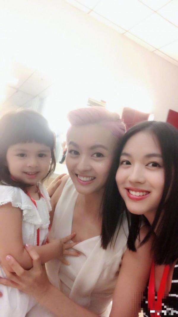 张梓琳看梁咏琪北京演唱会 和其女儿亲密合影三个美女