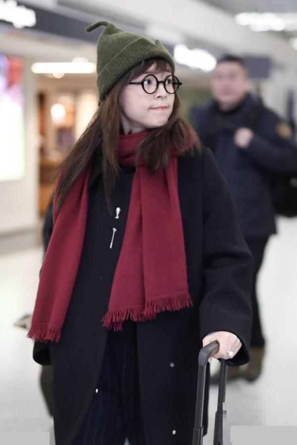 >37岁张静初现身上海机场, 黑色大衣搭配红色围巾气质十足, 变身日系文艺少女范