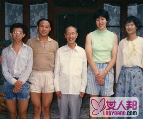 >胡海泉晒26年前与郎平同框旧照 超短牛仔裤抢镜