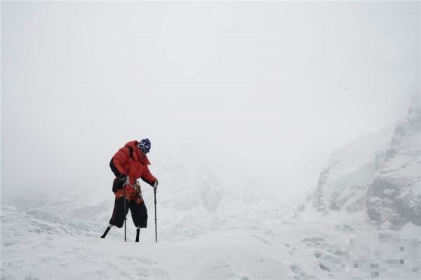 《挑战不可能》69岁无腿老人成功登顶珠峰