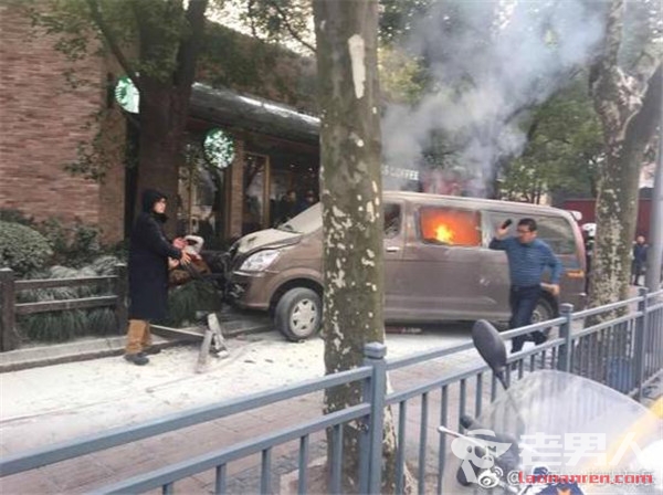 >上海车辆冲人行道 撞到行人致18人受伤