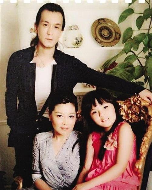 >李咏哈文结婚21周年 贴出一家三口的照片