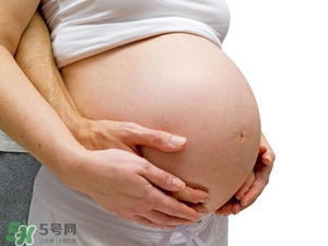 孕妇摸肚子对胎儿有什么危害吗？孕妇摸肚子的正确方法？
