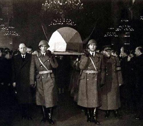 >揭秘历史真相:哪四位国家领导人遗体被移出水晶棺?