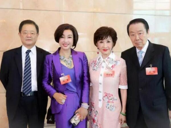 刘晓庆罕见携75岁富商丈夫露面 一身紫装很亮眼