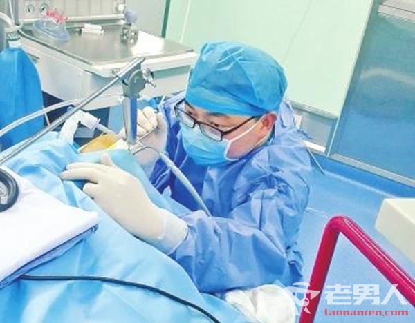 医生跪地手术瘫倒 双膝跪地手术40分钟汗湿全身