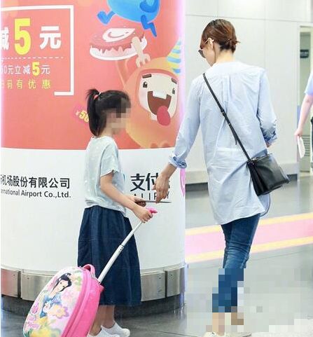 >袁泉带女儿现身机场 7岁身着T恤长裙甜美可人