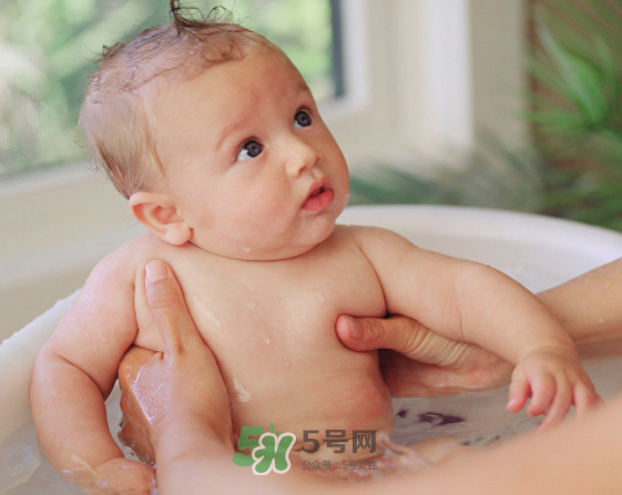 宝宝湿疹可以洗澡吗？新生儿湿疹可以洗澡吗？